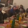 Vic dana Mujo s rođakom Hasom sedi na svadbi i veselo se smeška svakoj staroj babi...