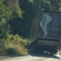Drama na putu između Bistrice i Nove Varoši Otkacila se prikolica sa šlepera i sletela sa kolovoza: "Na svu sreću nije bilo…