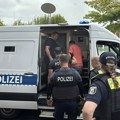(Video): Haos na propalestinskim protestima u Berlinu: Policija privodila demonstrante, snimljene brutalne scene