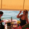 (Paparaco) Vesna Dedić se opustila na plaži u crnoj gori: Stavila tigrastu maramu oko glave, u ruci čaša vina, a evo šta radi…