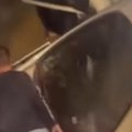 Један аутомобил ударио у банкину, други изврнут на бок: Тешка несрећа код Бубањ Потока, ставрају се гужве (видео)