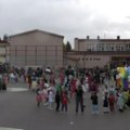 Dečja nedelja u Leposaviću: "Imam pravo da se igram, da se smejem, maštam, stvaram i u bolji svet pretvaram" (video)