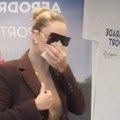 Tea Tairović hitno napustila aerodrom: Sa maramicom preko nosa odmah ušla u automobil sa suprugom Ivanom