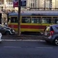 Prvi snimak nesreće u Bulevaru kralja Aleksandra: Sudarili se auto i tramvaj, čovek bio zaglavljen u vozilu (video)