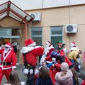 Radost za male heroje: Deda Mraz se spustio sa krova Dečije bolnice u Novom Sadu i podelio paketiće (VIDEO)