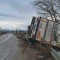 Kamion sleteo u reku Karaču kod Čačka, nema povređenih
