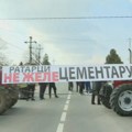 "Ratarci ne žele cementaru": Meštani obrenovačkog sela organizovali blokadu zabrinuti za svoje zdravlje