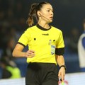 Svi su gledali u sudiju na meču Karaburmi: Lepa Aleksandra "ukrala šou" na meču OFK Beograd - Čukarički