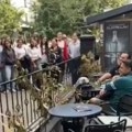 Jovini đaci „izvukli“ suspendovanog profesora iz kuće za rođendan: Ono što su mu priredili rasplakalo je ceo kafić