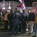 Verbalne provokacije i čarke između pristalica Studentske liste i SNS na okupljanju kod kružnog toka “Moravica“