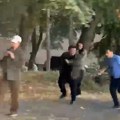 Nemanja Šarović jurio i napao aktivistu SNS. Drama na Tošinom bunaru: muškarac krvari, ženi povređeno rame, hitne službe na…