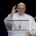 Papa Franja pozdravio vernike nakon operacije: Promukao i bez daha, zahvalio se na molitvama
