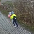 Najjeziviji snimak ikada Devojčica se otela iz ruku pijane majke pa izašla na put, usledilo je ono najgore (uznemirujuće)