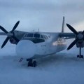 FOTO, VIDEO: Avion sa 30 putnika greškom sleteo na zaleđenu reku u Rusiji
