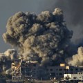 Jezivi snimci masakra u gazi Izraelci bombardovali civile: Ispod ruševina izvlače ženu i bebe (video)