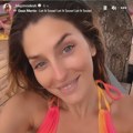 (Video) Anđela Jovanović u kupaćem kostimu gori u januaru: Dekolte u prvom planu: Trakice drže zanosne obline