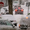 Snežna oluja napravila haos u Nemačkoj: Na stotine putnika zaglavljeno u vozilima na putevima, stvaraju se kilometarske…