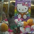 Dečak (3) se zaglavio u automatu za hvatanje igračaka: Hitno reagovala policija, uplašeni roditelji pokušavali da ga izvuku…