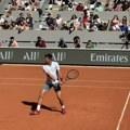 Nadal i Novak u zagrljaju - slika dana na Rolan Garosu VIDEO
