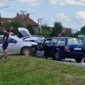 Teška saobraćajka u Obrenovcu Automobil nakon udesa sleteo sa puta (foto)