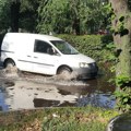 Automobili "plivaju" ulicom: Potop u Novom Sadu: Građani tvrde da je pukla cev u Bulevaru vojvode Stepe (video)