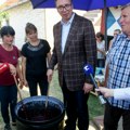 Vučić posetio žensku manufakturu pekmeza i slatkog: "Učinićemo sve da vam olakšamo posao i da vas podržimo" (foto)