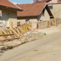 U dvorištu joj se pojavila voda, a na kući pukotine: Radovi na potpornom zidu traju mesecima