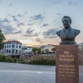 Hrvatskom novinaru ugašen profil na Fejsbuku posle selfija sa bistom Tuđmana