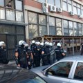 Protest ispred Palate pravde u Novom Sadu: Okupljeni traže puštanje na slobodu uhapšenih, policija okružila zgradu (foto)