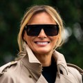 Melania Trump u Burberry mantilu dok britanski brend najavljuje povratak na berzu