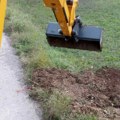 Rupe za bandere u Novom Milanovcu, iskopane tik uz kolovoz, danas se zatrpavaju
