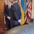 "Rusija može da udari bilo gde u Evropi!" Poljski ministar doneo dron na sastanak i zaprepastio prisutne (video)