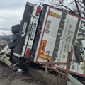 (Foto) Šleper sleteo u reku Karaču: Saobraćajna nezgoda na starom putu Čačak–Kraljevo