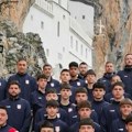 Divna slika iz Crne Gore: Reprezentacija Srbije posetila Ostrog pre prijateljskog meča sa komšijama