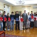 Najbolji studenti Šapca dobili stipendije u iznosu od 180 hiljada dinara