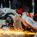 (Foto, video) Aktivisti se u Hagu vezali lancima za prugu Obustavljen saobraćaj, skinuti uz pomoć brusilice: Zahtevali hitnu…