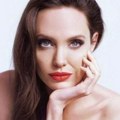 Њен живот не може стати у један сценарио! 30 шокантних и невероватних чињеница о Анђелини Џоли које откривају њену другу…