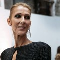 Snimci Selin Dion preplavili internet; Bosa se popela na automobil, pa zapevala fanovima VIDEO