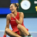 Kineskinja posle Novaka ispisala istoriju u Pekingu, pobedila najveće svetsko tenisko čudo i osvojila trofej