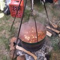 Gulašijada u Borču kod Kragujevca: Kutlače ukrstilo 90 kuvara!
