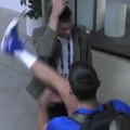 VIDEO Snimak Novaka iz hodnika nasmejao sve: Nije ni znao da ga snimaju kamere, pogledajte šta je pokušao da uradi