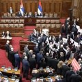 Poslanici opozicije istakli transparente: „Pokrali ste izbore“, „Lopovi vratiti mandate“ i „Kosovo je Srbija“