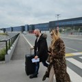 (Video) Tea Tairović zakamuflirana stigla u Beograd: Pevačica u tigrastoj bundi do poda i tamnim naočarama, beži od kamera