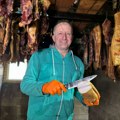 U čačanskom selu Brezovice Goran Bojović suši meso starih rasa svinja na tradicionalan način