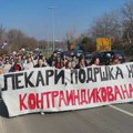 Studente Medicinskog fakulteta koji su pešačili do Instituta u Sremskoj Kamenici dočekali lekari i poručili: „Vi ste…