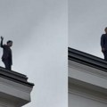 (Video) Poslanik se popeo na krov skupštine i pretio da će da skoči! Drama u Ljubljani: Šokirani prolaznici gledali scenu u…