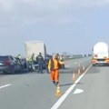 "Sad će to u neki restoran!" Incident u Novom Sadu: Vozač kamiona mora da izađe i rukama pokupi svoje proizvode koji su se…