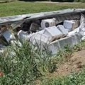 Prevrnuo se kamion pun veš mašina: Saobraćajna nesreća kod Loznice, vozilo završilo pored puta (video)