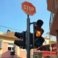 Postavljeni NOVI SEMAFORI na raskrsnici ulica Milovana Gušića i Janka Veselinovića (FOTO)