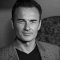 Umro Džulijan Mekmahon (56): Holivudski lepotan izgubio bitku sa teškom bolešću, Srbi su ga obožavali u ovim serijama